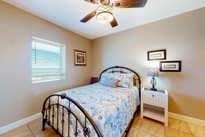 3 bedrooms, iron/ironing board, WiFi, bed sheets - Oceanfront 10th-floor condo with balcony, great view, W&D, & pool access (Gulf Shores)