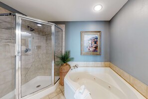 Shower, towels - Oceanfront 10th-floor condo with balcony, great view, W&D, & pool access (Gulf Shores)