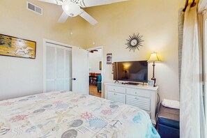 2 bedrooms, iron/ironing board, WiFi, bed sheets - Water-view condo with pool, BBQs, beach access, fishing dock, balcony, & WiFi (Gulf Shores)