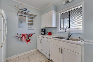 Fridge, microwave, oven, stovetop - Ganti's Shanty - Ocean Views, Walkable to CB Boardwalk (Carolina Beach)