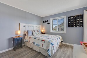 2 bedrooms, WiFi, bed sheets, wheelchair access - Ganti's Shanty - Ocean Views, Walkable to CB Boardwalk (Carolina Beach)