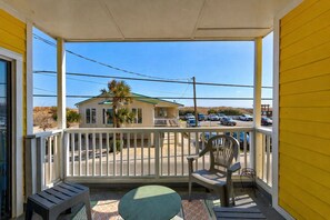 Terrace/patio - Ganti's Shanty - Ocean Views, Walkable to CB Boardwalk (Carolina Beach)