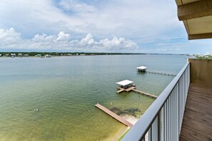 Property grounds - Beautiful waterfront condo with fantastic views, newly remodeled pool, balcony & W&D (Gulf Shores)