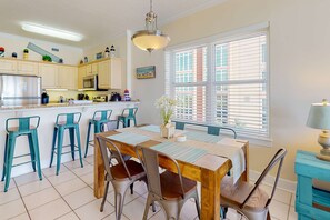 Dining - Beachfront corner condo with amazing Gulf views, balcony, pools & hot tubs (Gulf Shores)