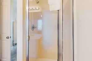 Shower, hair dryer, towels - Beachfront corner condo with amazing Gulf views, balcony, pools & hot tubs (Gulf Shores)