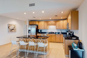 Fridge, microwave, oven, stovetop - Lovely beachfront home with balcony, central AC, & washer,dryer (Gulf Shores)