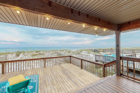 Terrace/patio - Lovely beachfront home with balcony, central AC, & washer,dryer (Gulf Shores)