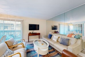 TV - Upgraded beachfront condo with a pool, beach access & washer,dryer (Gulf Shores)