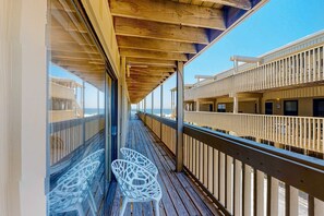 Property grounds - Upgraded beachfront condo with a pool, beach access & washer,dryer (Gulf Shores)