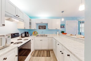 Fridge, microwave, oven, stovetop - Upgraded beachfront condo with a pool, beach access & washer,dryer (Gulf Shores)