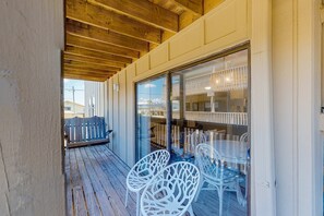 Outdoor dining - Upgraded beachfront condo with a pool, beach access & washer,dryer (Gulf Shores)