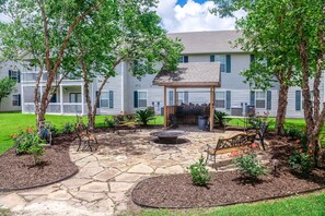 Property grounds - Second floor condo with pool & hot tub access, WiFi, private W&D, and central AC (Gulf Shores)