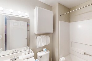 Shower, towels - Second floor condo with pool & hot tub access, WiFi, private W&D, and central AC (Gulf Shores)