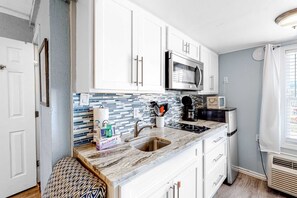 Microwave, stovetop, coffee/tea maker, toaster - Adorable condo across from the beach with fast WiFi and shared washer/dryer (Gulf Shores)