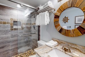 Shower - Adorable condo across from the beach with fast WiFi and shared washer/dryer (Gulf Shores)