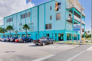Exterior - Adorable condo across from the beach with fast WiFi and shared washer/dryer (Gulf Shores)