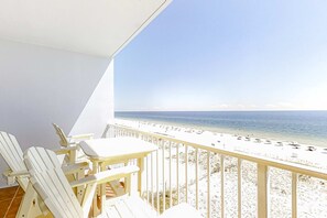 Property grounds - Bright and Convenient Condo Overlooking the Gulf + Shared Pool, Free WiFi (Gulf Shores)
