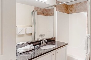 Shower, towels - Bright and Convenient Condo Overlooking the Gulf + Shared Pool, Free WiFi (Gulf Shores)