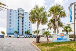 Exterior - Bright and Convenient Condo Overlooking the Gulf + Shared Pool, Free WiFi (Gulf Shores)