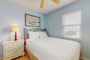 2 bedrooms, Internet, bed sheets - Beachside home steps from the water with pool access & central AC (Gulf Shores)