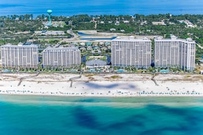 Ein Küstenort mit mehreren Hochhäusern, einem Sandstrand und einem Wasserturm.