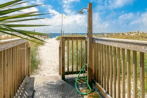 Property grounds - Attractive and Convenient Gulf-Front Home Right on Beach with Shared Pool, Hot Tub (Gulf Shores)