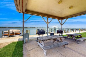 Outdoor dining - Cheerful Condo with Shared Pool, Pier, and Beach Access (Gulf Shores)