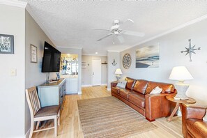 TV, DVD player, offices - Bright & Beautiful Condo with Shared Pool, Boat & Fishing Pier, Balcony, AC (Gulf Shores)