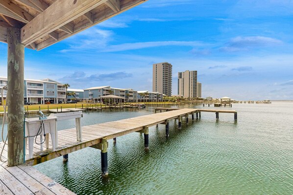 Property grounds - Bright & Beautiful Condo with Shared Pool, Boat & Fishing Pier, Balcony, AC (Gulf Shores)