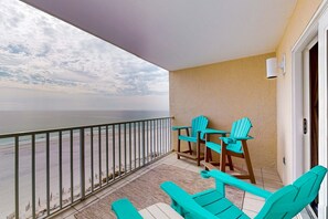 Property grounds - Gorgeous Beach Home Overlooking the Beach w/Free WiFi, Central AC, Shared Pool and Covered Parking (Gulf Shores)