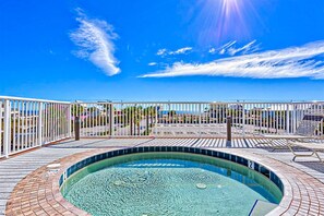 Pool - Wonderful Gulf Shores Home with Fantastic Water Views, Free WiFi, Shared Pool,Sauna (Gulf Shores)