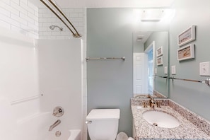 Shower, towels - Serene Gulf-front condo with pool, hot tub, sauna, washer/dryer, & central AC (Gulf Shores)