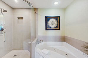 Shower, towels - Inviting Gulf-front condo with pool, sauna, washer,dryer, & central AC (Gulf Shores)