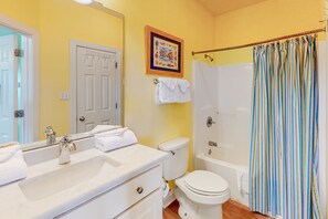 Shower, towels - Colorful Duplex Apartment with Porch, WiFi & Central AC - Walk to the Beach (Gulf Shores)