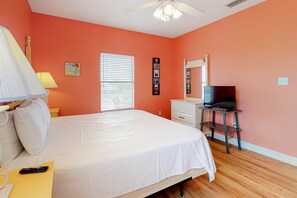1 bedroom, Internet, bed sheets - Colorful Duplex Apartment with Porch, WiFi & Central AC - Walk to the Beach (Gulf Shores)