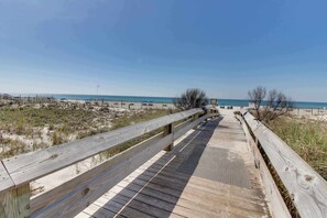 On the beach - Waterfront condo with amazing views, beach access & pool/hot tub on-site (Orange Beach)