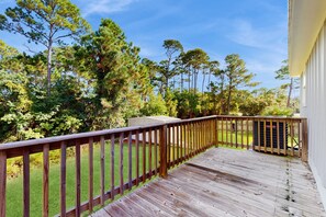 Terrace/patio - Cozy home located walking distance to beach, local restaurants, and internet (Gulf Shores)