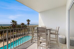Outdoor dining - Updated Gulf front condo w/ shared pool, hot tub, and sauna, & beach access (Orange Beach)