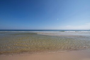 På stranden