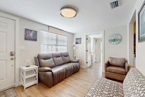 TV, offices - Two charming homes with sparkling water views and close to the beach (Gulf Shores)