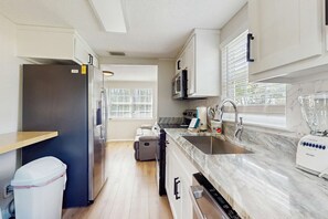 Fridge, microwave, oven, stovetop - Two charming homes with sparkling water views and close to the beach (Gulf Shores)