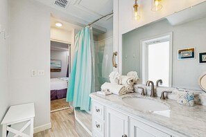 Shower, hair dryer, towels - Exclusive condo with panoramic views, walkable hotspots, and beach access (Gulf Shores)