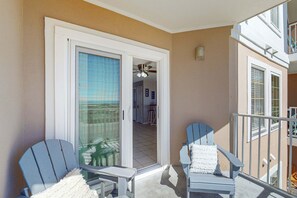 Terrace/patio - Beachfront condo with pool, private balcony, and washer and dryer (Gulf Shores)