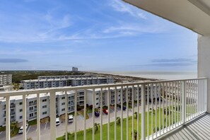 Property grounds - Bright coastal condo with Gulf views, pools, hot tub & private balcony (Gulf Shores)