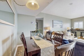 Interior - Bright coastal condo with Gulf views, pools, hot tub & private balcony (Gulf Shores)