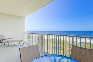 Property grounds - Beautifully Dressed Condo in Beachfront Complex with Shared Pool & Hot Tub & WiFi (Orange Beach)