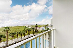 Property grounds - Spacious and Shiny Condo with Shared Pool & Hot Tub, Free WiFi, Central AC (Orange Beach)
