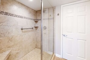 Shower, towels - Amazing Condo in Gulf-Front w/Free WiFi, Shared Pool & Hot Tub, Central AC (Orange Beach)
