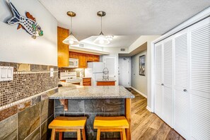 Fridge, microwave, oven, stovetop - Beautiful condo in beachfront resort with pool & stunning Gulf views (Orange Beach)