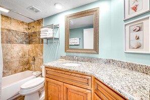 Shower, towels - Beautiful condo in beachfront resort with pool & stunning Gulf views (Orange Beach)